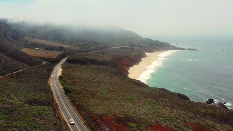 la ruta histórica 1 cruza la costa rocosa de big sur, california