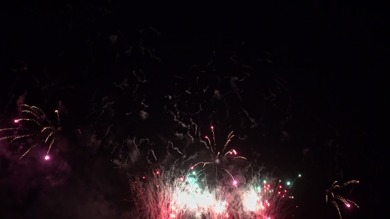 hermosa exhibición de trabajo de fuego colorido por la noche para la celebración en el festival
