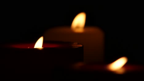 velas encendidas en la oscuridad