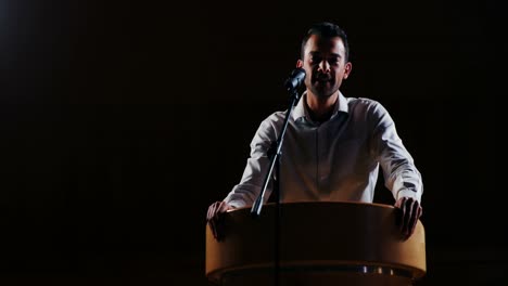 ejecutivo de negocios dando un discurso