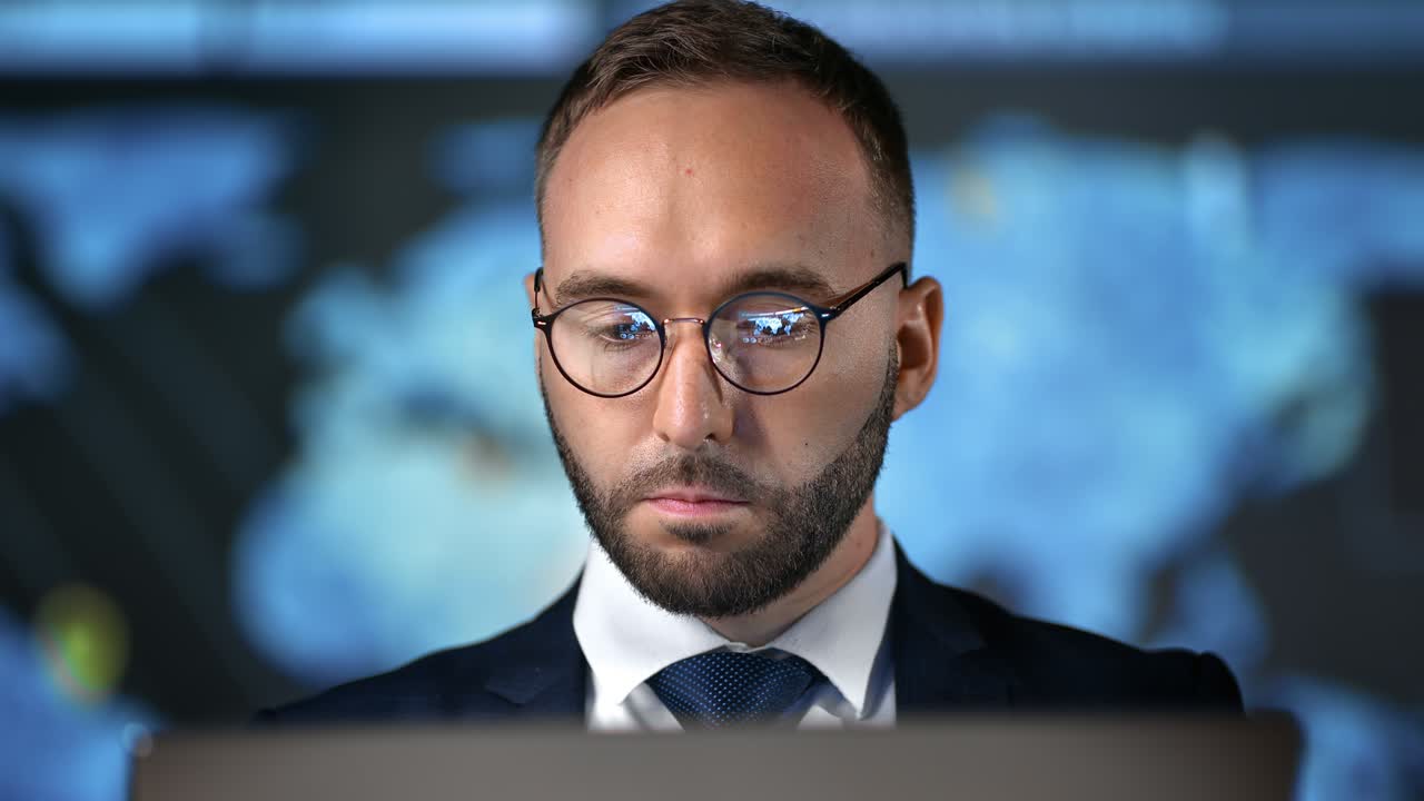 hombre de negocios exitoso traje corbata trabajo portátil aprendizaje electrónico innovación educación a distancia oficina de alta tecnología