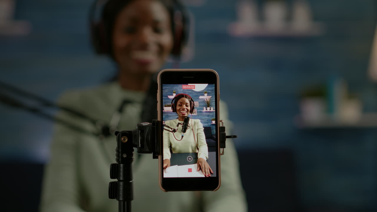 Nærbillede af smartphone, der optager vlog af afrikansk influencer