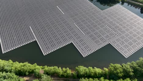 Vista-Aérea-Lateral-De-Un-Gran-Conjunto-De-Paneles-Solares-En-Un-Lago-En-Nueva-Jersey