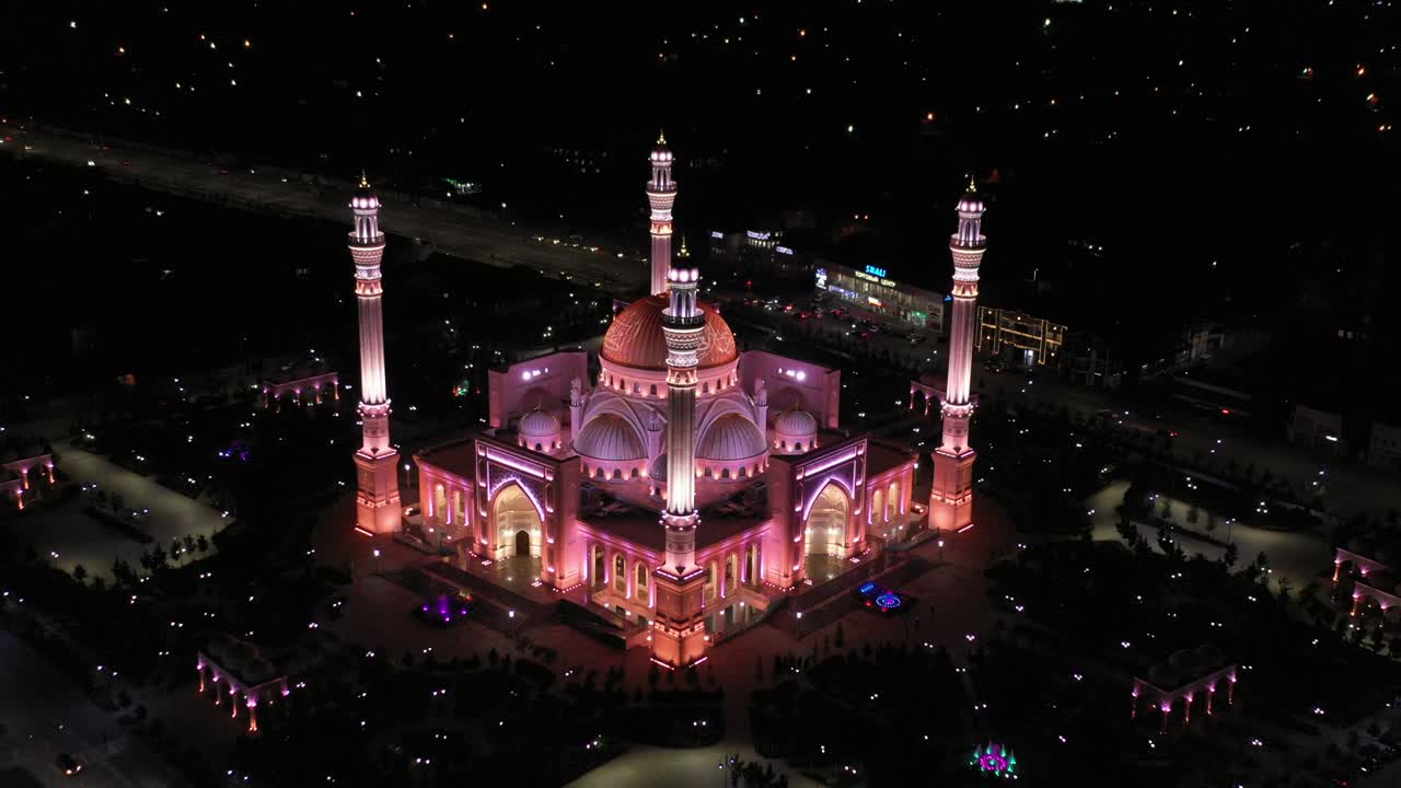 이슬람교도들의 자랑스러운 모스크 (mosque pride of muslims) 는 유럽에서 가장 큰 모스크로, 선지자 무함마드 (muhammad) 의 이름을 따서 지어졌다.