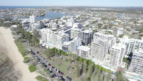 Hochhaushotels-Am-Strand-Von-Mooloolaba-Mit-Klarem,-Blauem-Wasser-An-Der-Sunshine-Coast,-Queensland,-Australien