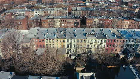Increíble-Toma-Aérea-Con-Drones-De-Filas-De-Apartamentos-Y-Edificios-De-Viviendas-En-Brooklyn,-Nueva-York