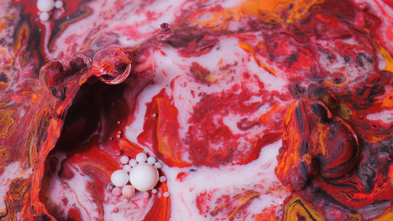 arte fluido abstracto con colores rojo, blanco y naranja