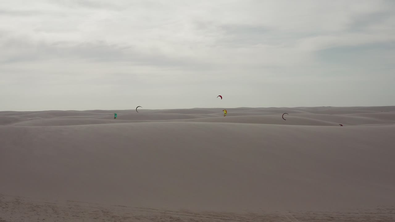 항공: 브라질 북부 lencois maranhenses의 모래 언덕에서 카이트서핑