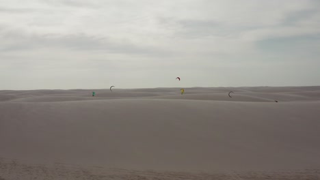 antena: kitesurf en las dunas de lencois maranhenses, norte de brasil