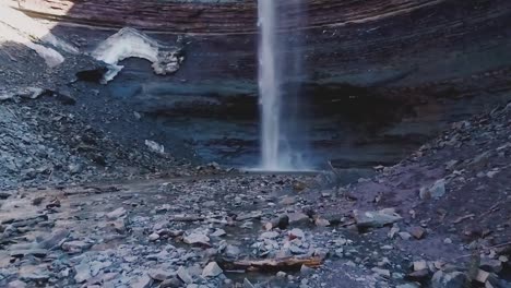 cascada escénica en primavera