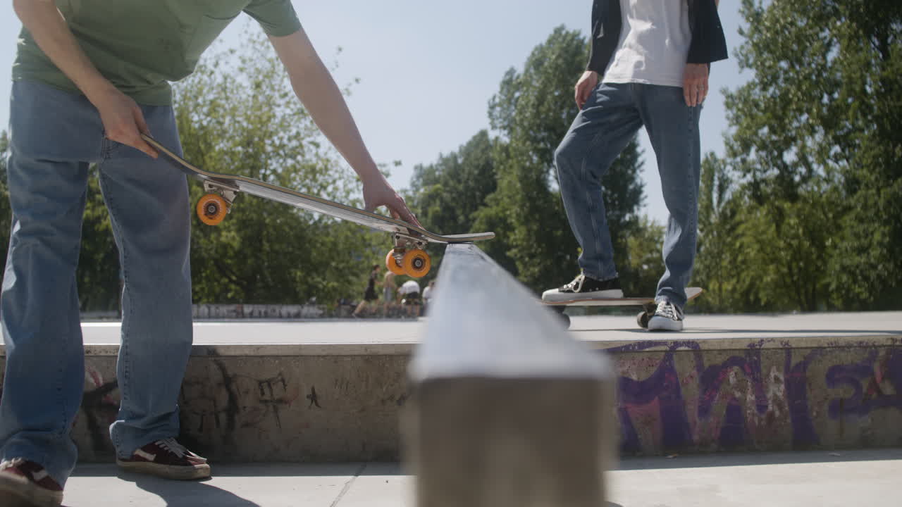 스케이트파크에서 친구에게 트릭을 설명하는 소년의 클로즈업 뷰.