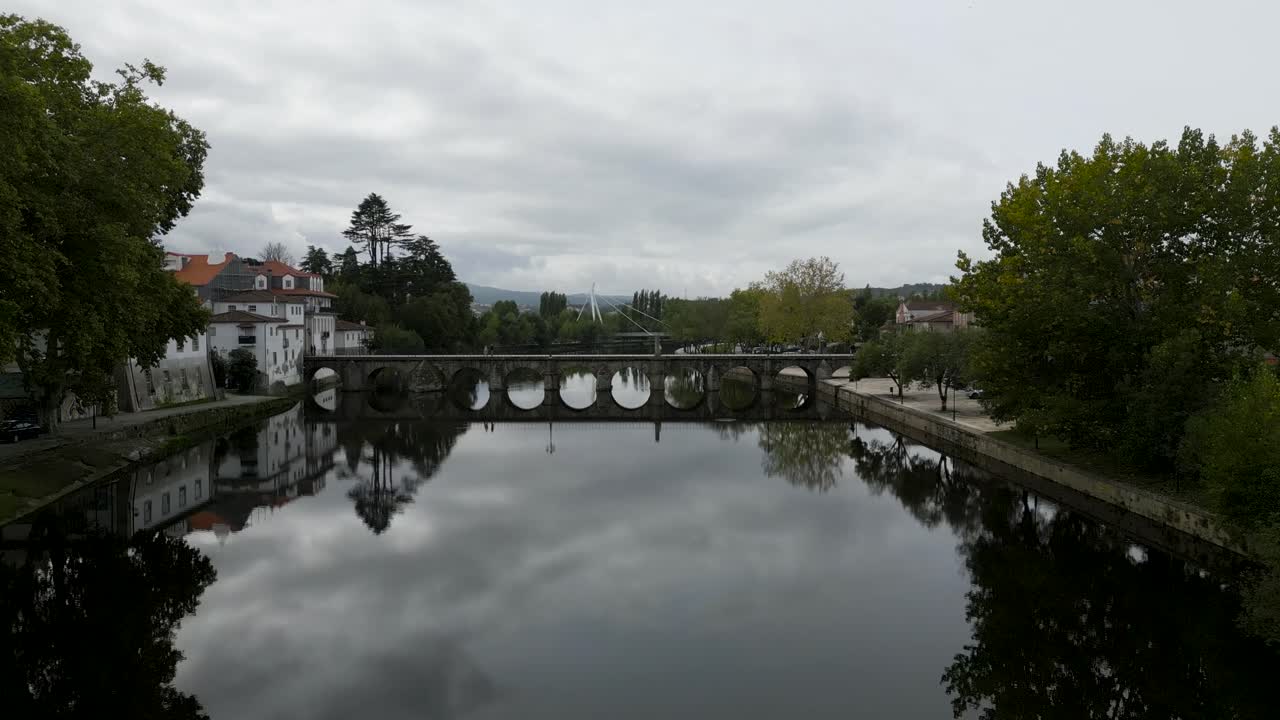 retirada aérea sobre el río que refleja el puente romano de aquae flaviae, chaves vila real portugal