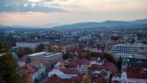 Luftaufnahme-Der-Innenstadt-Von-Ljubljana-Am-Abend