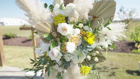 ramo de flores en el lugar de la boda que sopla en el viento