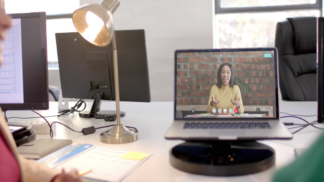 Portátil con videollamada con empresaria caucásica en pantalla