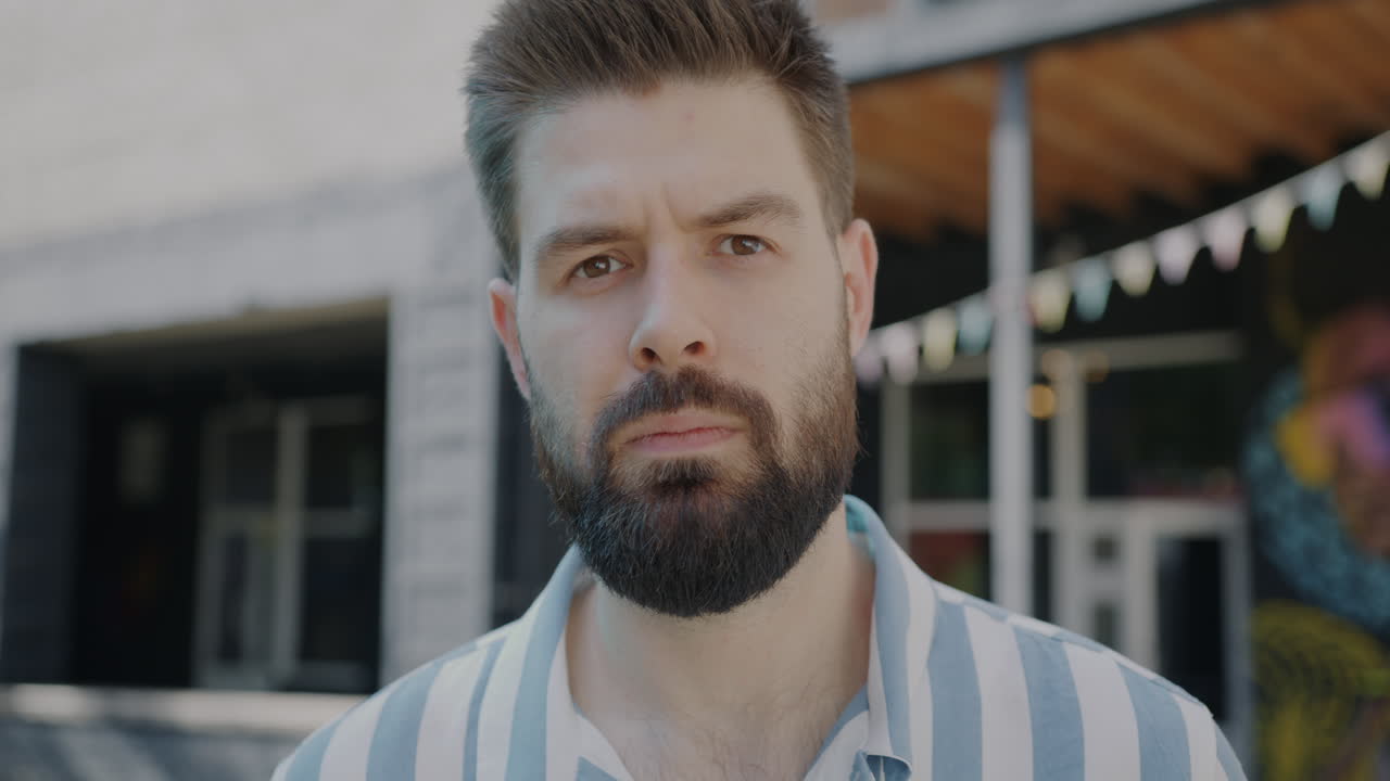 야외에서 남자의 초상화