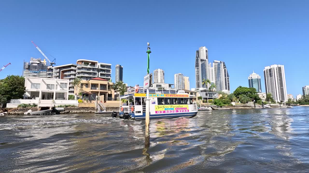 페리는 골드 코스트의 경치 좋은 수로를 통과합니다.