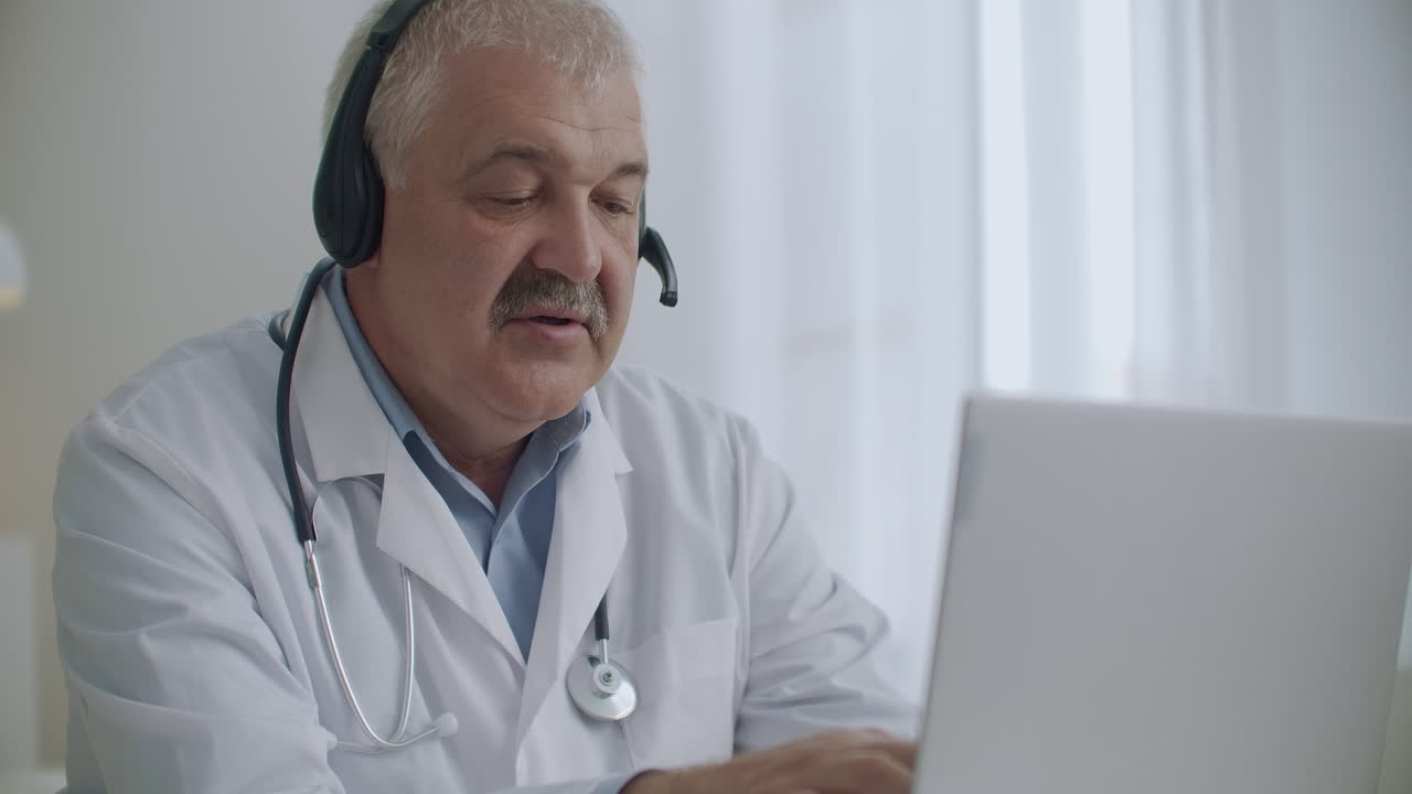 el terapeuta está consultando a los pacientes, estudiantes y colegas en línea utilizando una computadora portátil con internet y auriculares, telehealth y tecnología de telemedicina.