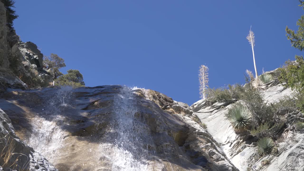 샌안토니오가 바닥에서 떨어진다