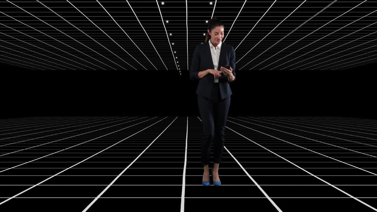 젊은 혼혈 사업가 여성이 스마트폰을 사용하고 검사하고 있습니다.