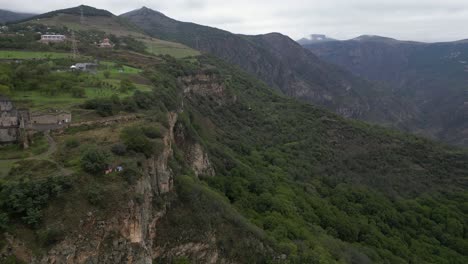 Las-Alas-Del-Teleférico-Del-Tranvía-Tatev-Suben-Al-Monasterio-De-Tatev-En-Armenia.