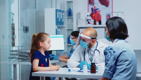 Niña-Hablando-Con-El-Médico-Durante-La-Consulta