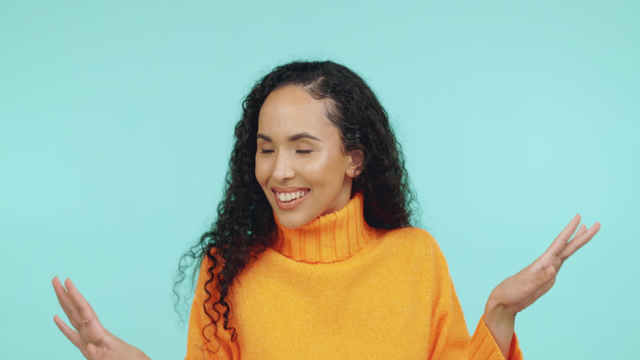 mujer negra feliz, bailando