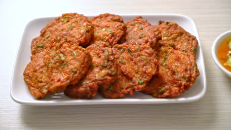 bolas de pasta de pescado frito o pastel de pescado frito - estilo de comida asiática