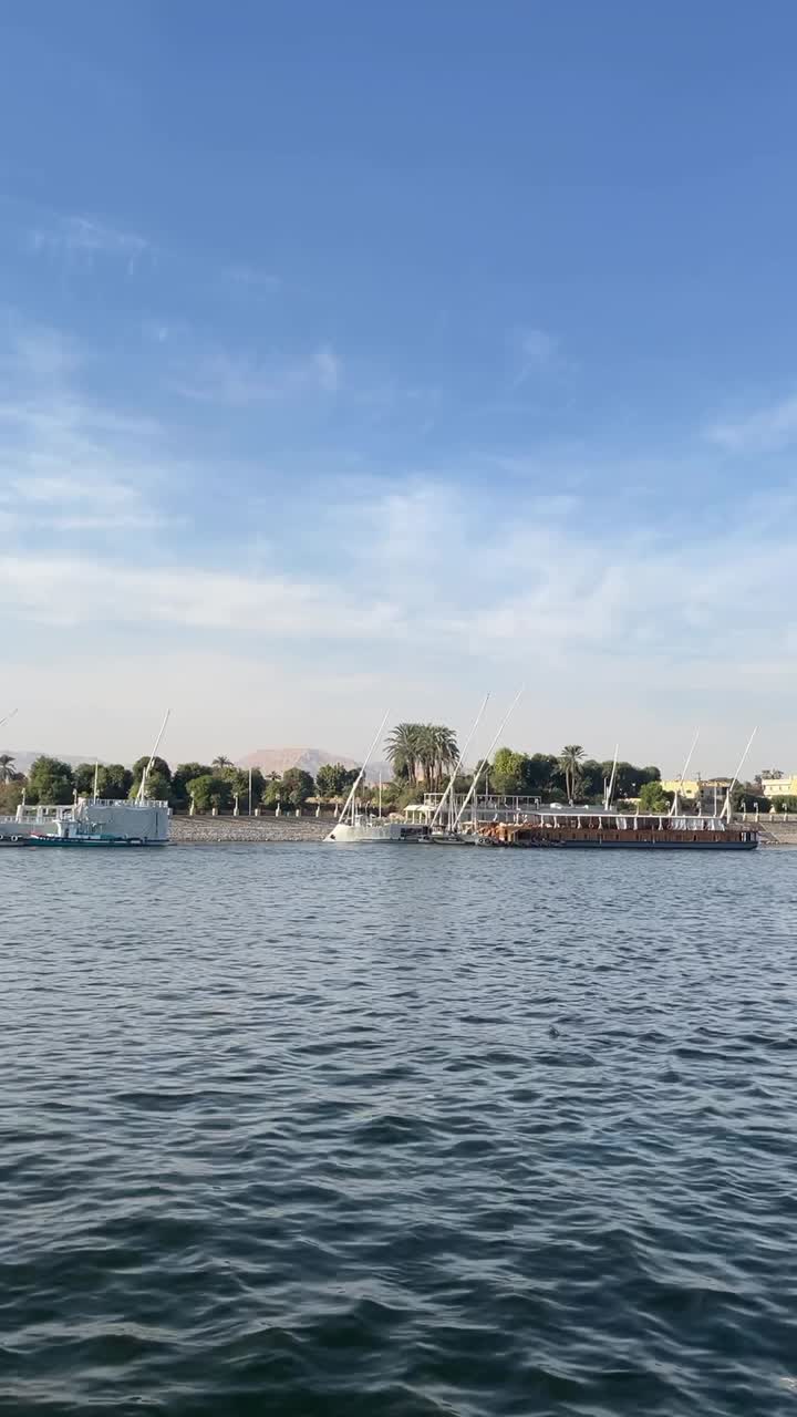una vista de un mar lleno de barcos, disparado de cerca