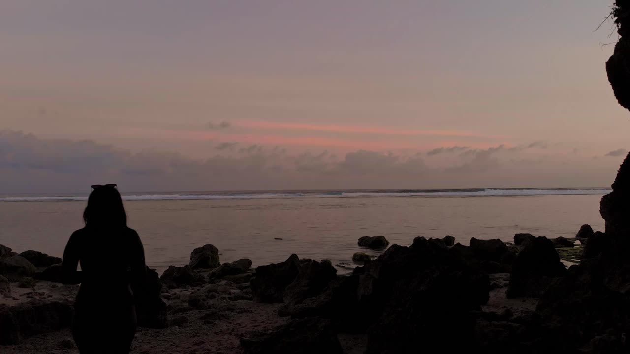 Auringonlasku Dreamlandin rannalla, Uluwatu, Bali, Indonesia