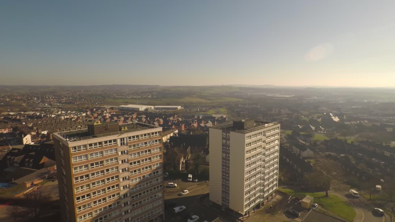 Vista aérea de edifícios altos, apartamentos construídos na cidade de Stoke on Trent para acomodar a população crescente, crise de habitação social, habitação para imigrantes