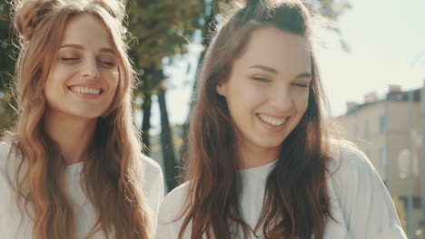 dos amigas felices
