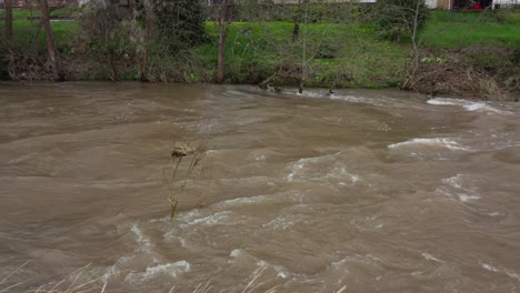 cámara siguiendo las aguas de inundación de un arroyo