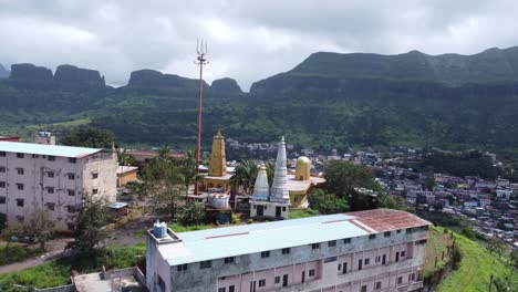 vista aérea panorámica del templo sagrado de nil parvat en los bordes de las colinas de brahmagiri con la vista de la ciudad de trimbakeshwar en el fondo, nashik, maharashtra, india