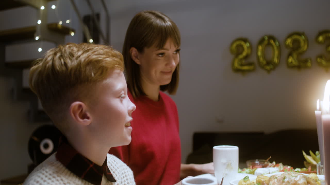 거실에서 새해 전날 축제.