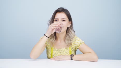 to follow a diet plan by drinking water.