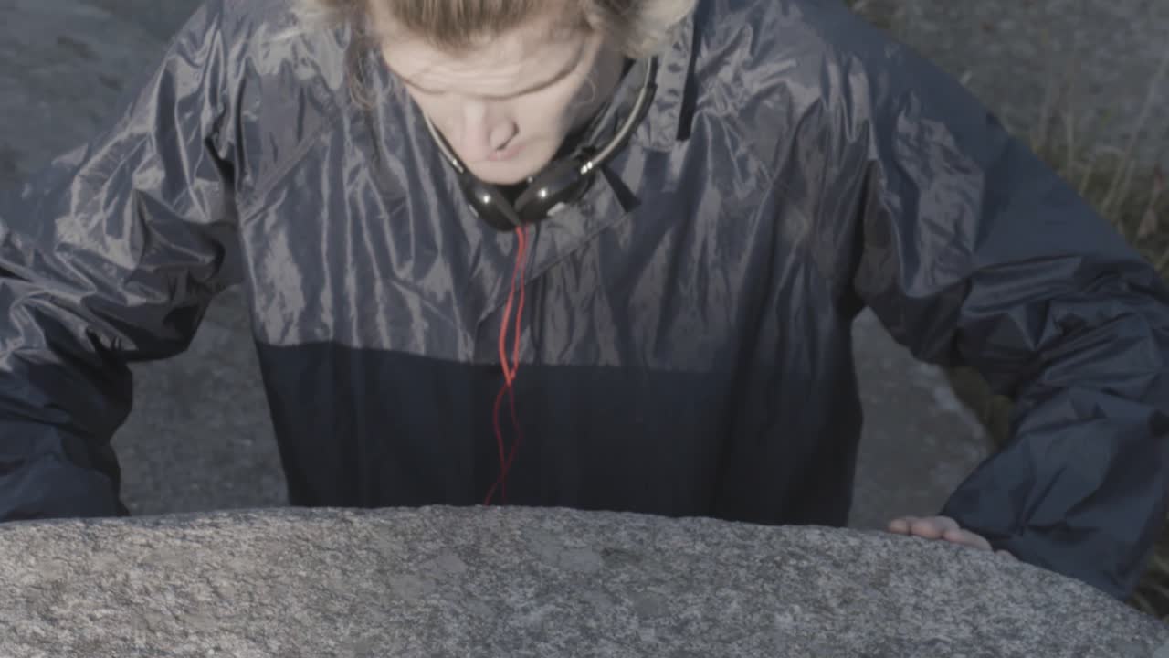 암벽 등반하는 남자