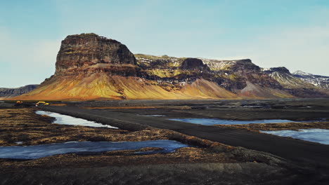 Drohnenaufnahme-Eines-Majestätischen-Berges-In-Island