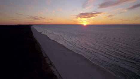 Sonnenuntergang-über-Der-Ostsee-Sonne-Bisk-Am-Horizont