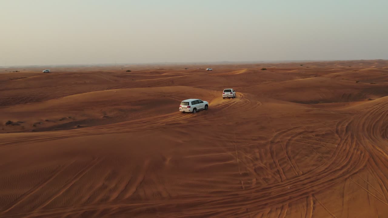 suv blancos fuera de carretera en el desierto