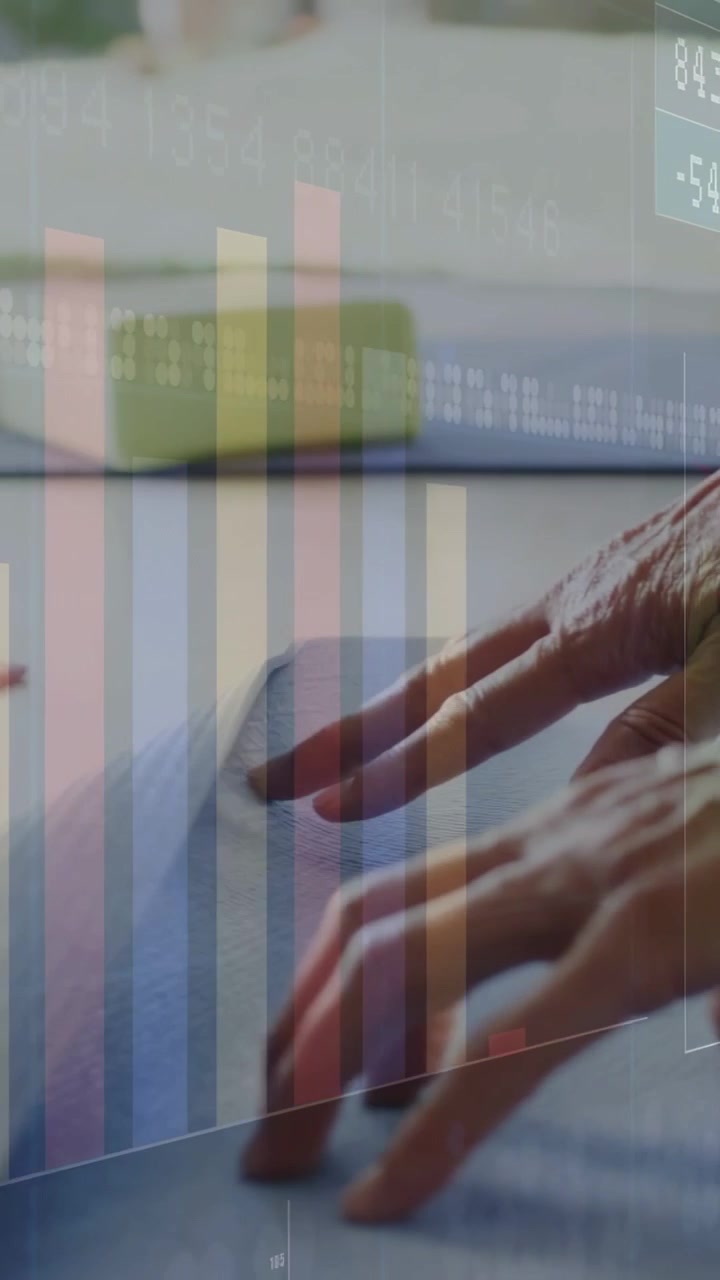 Vertikal video: Senior kvindes hænder presser ned på måtten efter en svæveøvelse, gør sig klar, mens et finansdiagram er overlejret.