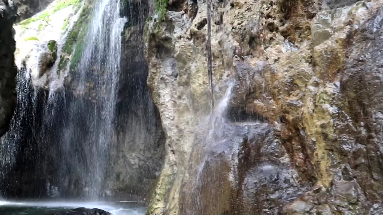pequeña cueva erosiva creada por la cascada engaresero en tanzania, áfrica
