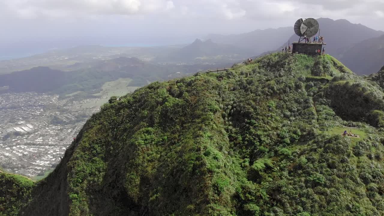 하와이 오아후의 천국으로 가는 계단은 하이쿠 계단으로도 알려져 있습니다. 아마도 이 섬 전체에서 가장 큰 명소일 것입니다.