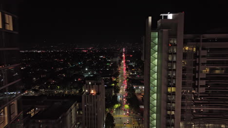 San-Jose-California-Aerial-V8-Fliegt-Direkt-über-Der-Santa-Clara-Street-Zwischen-Hochhäusern,-Die-Schimmernde-Glasfenster-Und-Das-Horace-Mann-Viertel-Einfangen-–-Aufgenommen-Mit-Mavic-3-Cine-–-Juni-2022