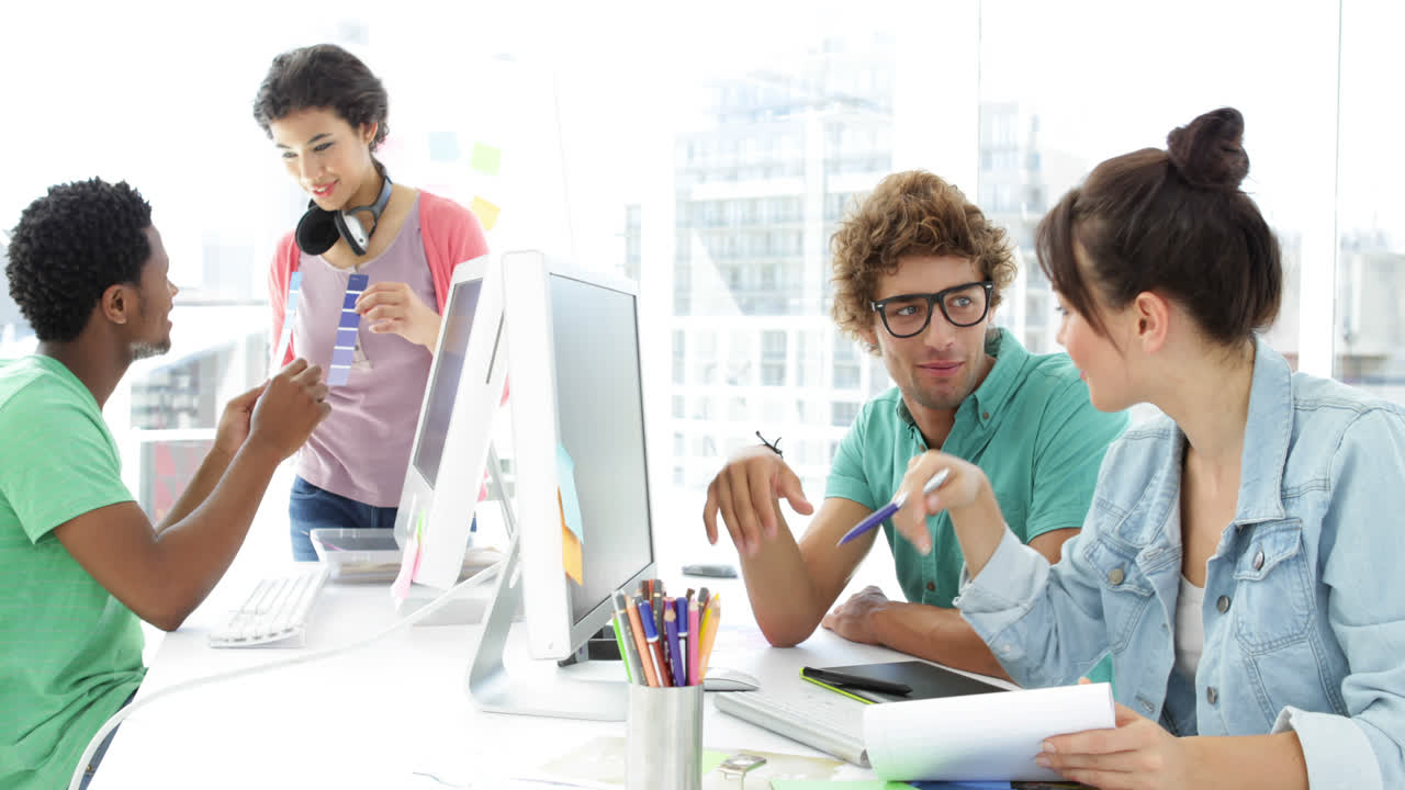 diseñador creativo atractivo trabajando