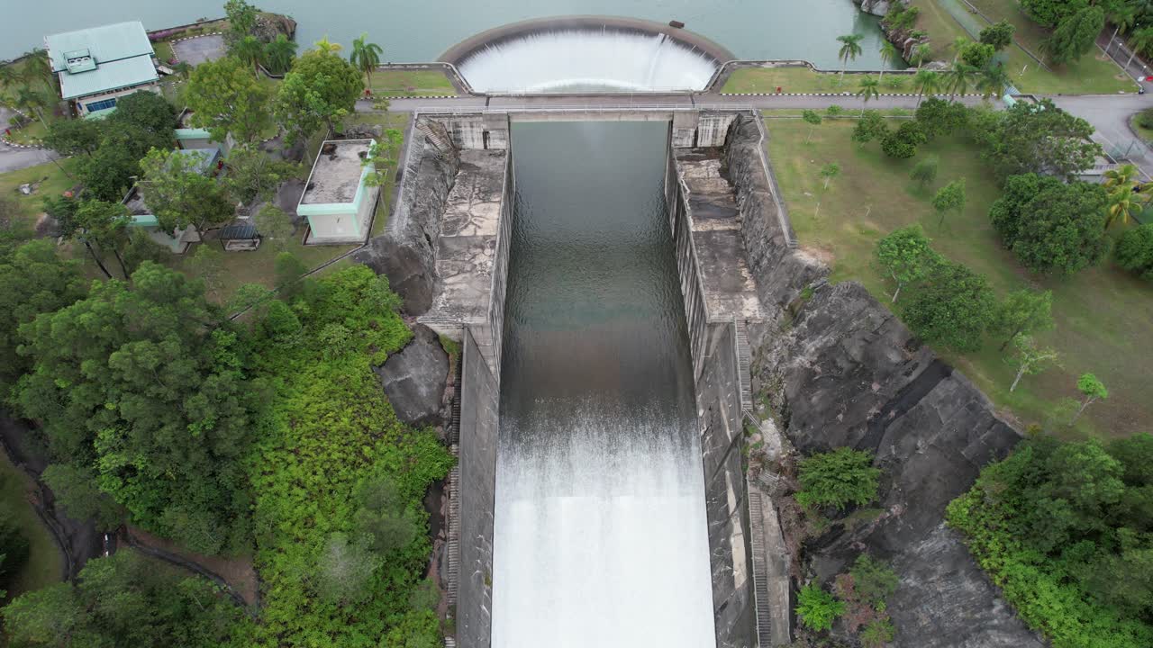 Cinematic aerial footage of Sungai Selangor Dam in Malaysia. Captured in 4K resolution, this footage highlights the dam's impressive engineering and natural beauty.