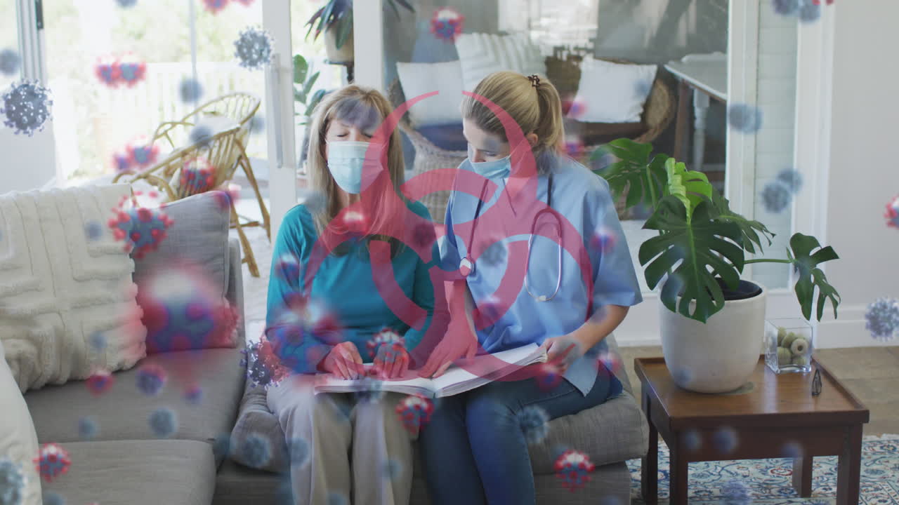 символ биологической опасности и клетки covid-19 против кавказской пожилой женщины, читающей книгу на шрифте брайля