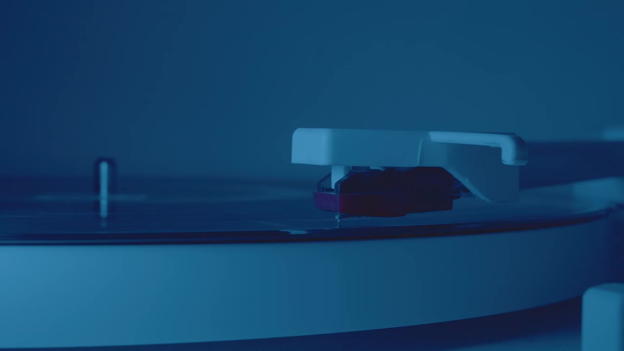 경찰 스타일의 깜박이는 불빛과 함께 레코드 플레이어 바늘이 레코드 홈에 떨어졌습니다.