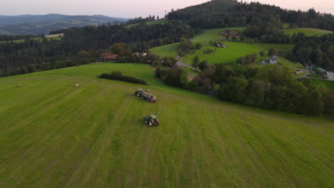 vista aérea de maquinaria agrícola cosechando cultivos en un paisaje montañoso
