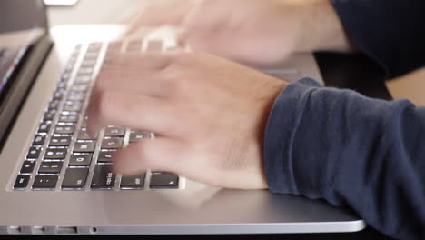 lapso de tiempo: primer plano de hombre caucásico escribiendo en el teclado de la computadora portátil, sentado en la oficina